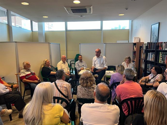 El alcalde de Sevilla y candidato a la reelección, Antonio Muñoz, ha mantenido una reunión con representantes de la asociación vecinal Andalucía Residencial de Sevilla Este