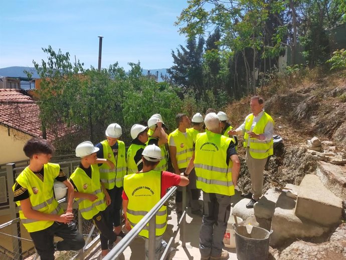 Ayuntamiento de Jaén colabora con alumnos del IES Fuente de la Peña que realizan prácticas en el Mirador del Tambor
