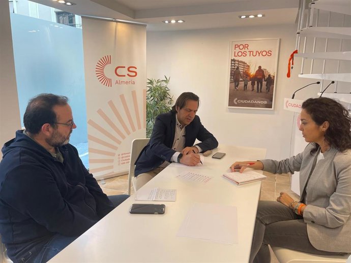 El portavoz del Grupo Municipal de Ciudadanos (CS) en el Ayuntamiento de Almería, Rafa Burgos, reunido con el presidente de la Asociación de Empresarios Barrio Mediterráneo, Jesús Ibáñez