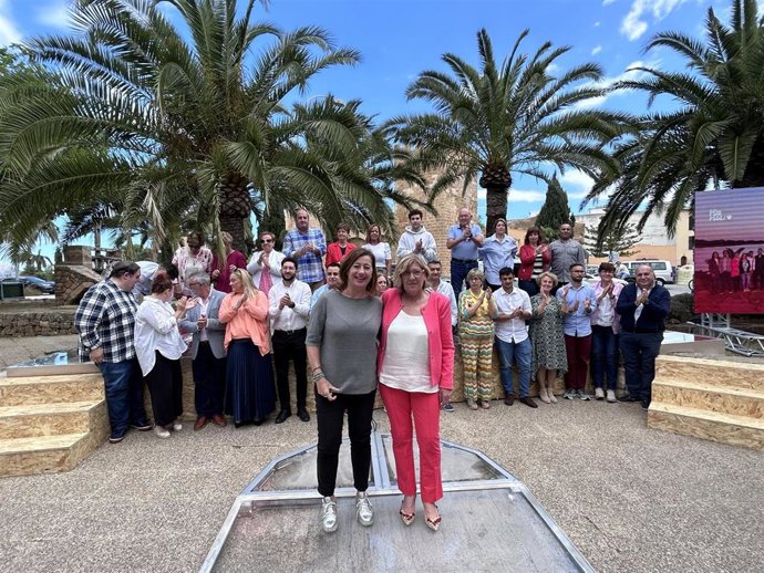 La secretaria general del PSIB-PSOE, presidenta del Govern y candidata a la reelección, Francina Armengol, apoya a la alcaldesa de Alcúdia y candidata a revalidar la alcaldía, Brbara Rebassa