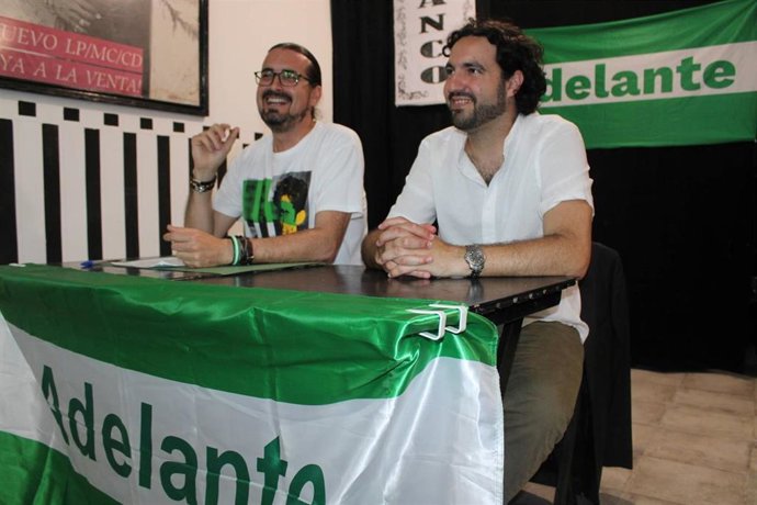 Felipe Marín, miembro de la candidatura a las elecciones municipales, y el candidato de Adelante Andalucía Puerto Real, Antonio Gil,