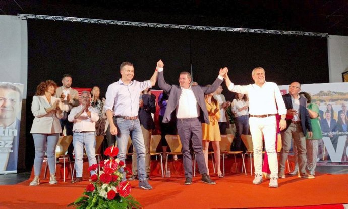 El ministro de Industria, Comercio y Turismo del Gobierno de España y secretario de Relaciones Internacionales del PSOE, Héctor Gómez, en la presentación de la candidatura del PSOE de Vera a las Elecciones Municipales del 28 de mayo