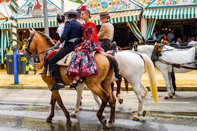 Caballistas el viernes por el real de la Feria de Abril, archivo 