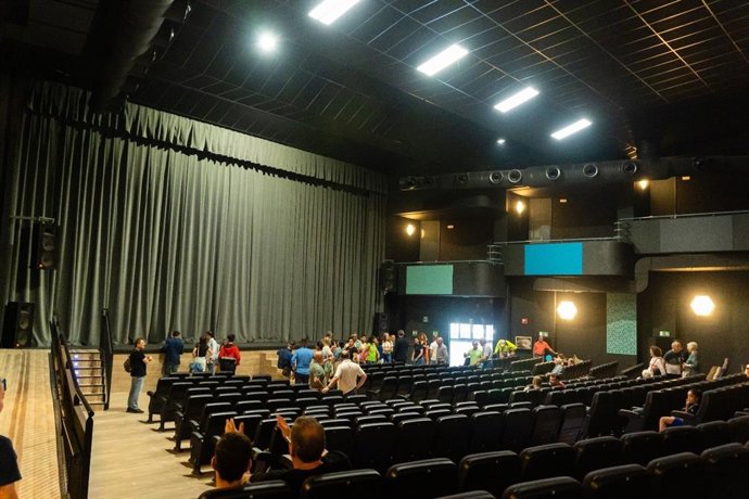 Un centenar de abderitanos visitan el Centro Cultural de Adra en su jornada de puertas abiertas tras las obras