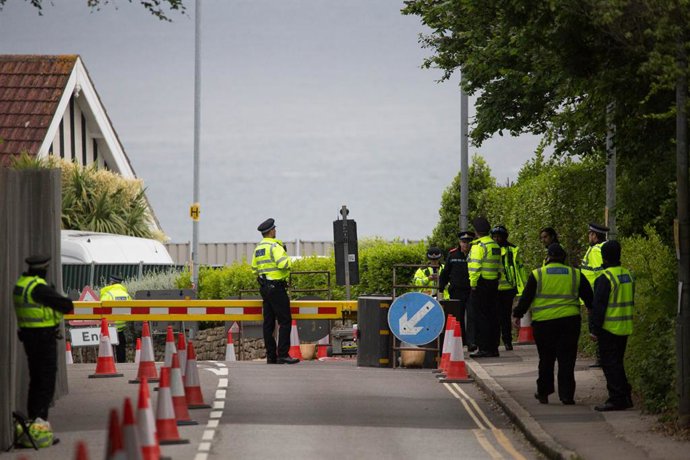Archivo - June 11, 2021, St Ives, Cornwall, UK: St Ives, UK. Police are seen surrounding the Tregenna Castle in Carbis Way, Cornwall as major roads have been closed due to the G7 summit starting today. About 6,500 police officers secure a meeting of wor