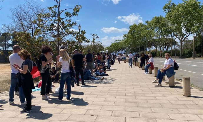 Cola en el Estadi Olímpic de Barcelona para asistir al segundo concierto de Bruce Springsteen en la ciudad