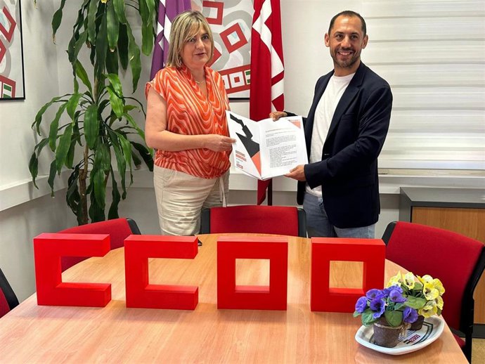 El coordinador provincial de IU Córdoba, Sebastián Pérez, y  la secretaria general de CCOO Córdoba, Marina  Borrego