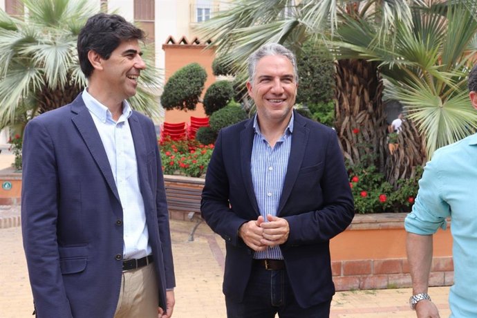 El coordinador general del PP, Elías Bendodo, en Coín (Málaga)  junto al alcalde.