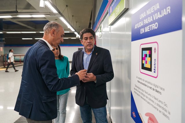 El consejero de Transportes e Infraestructuras, David Pérez, visita la estación de Colombia en la Línea 8.