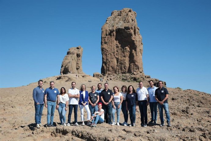 El candidato del Partido Popular al Parlamento de Canarias por la isla de Gran Canaria, Poli Suárez, presenta al resto de personas que integran la lista electoral en el Roque Nublo