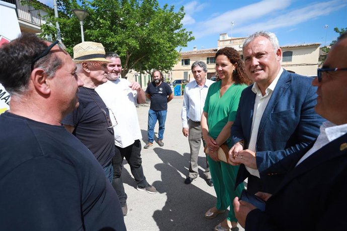La presidenta del Consell, Catalina Cladera, y el conseller insular de Promoción Económica y Desarrollo Local, Jaume Alzamora, participan en la Fira de Sant Joan