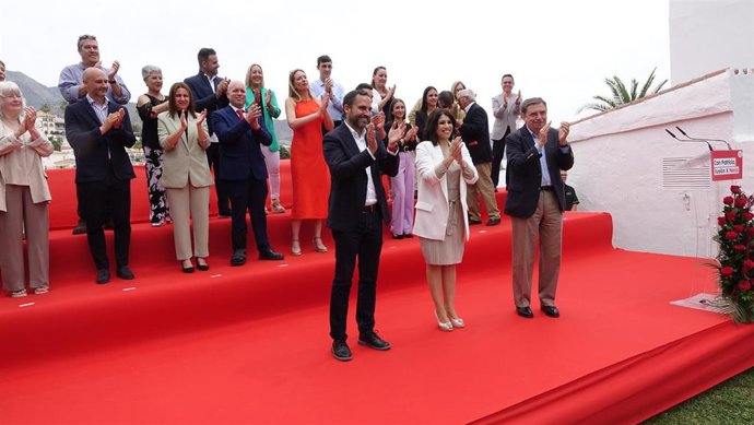 Luis Planas en la presentación de la candidatura socialista de Nerja y Maro, junto al secretario general del PSOE de Málaga, Daniel Pérez, y la candidata número uno Patricia Gutiérrez.
