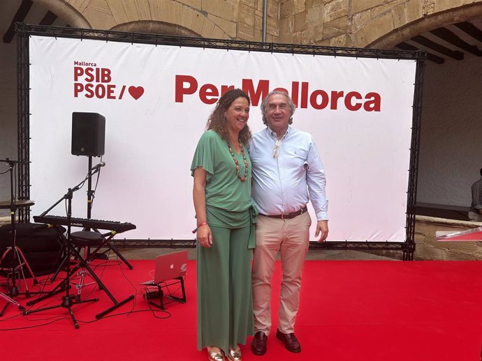 La secretaria general de la Federación Socialista de Mallorca y candidata a revalidar la presidencia del Consell, Catalina Cladera, junto con el candidato a la alcaldía de Pollena, Martí March