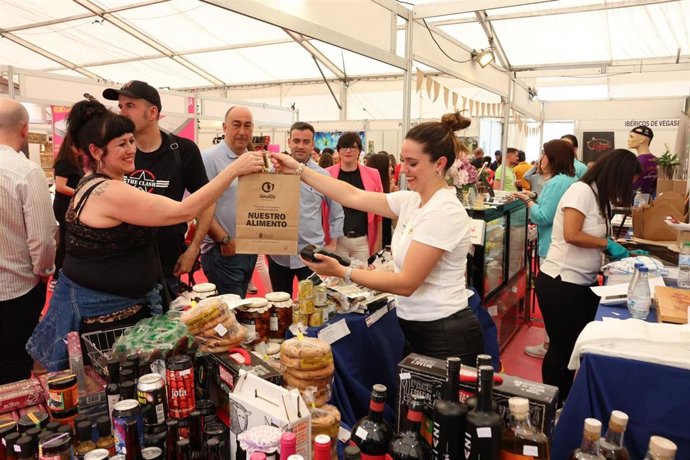 De Vicente visita la Feria de Cuéllar, el torreón de Lovingos, la subida del Mayo de Zarzuela del Pinar y las Mojadas