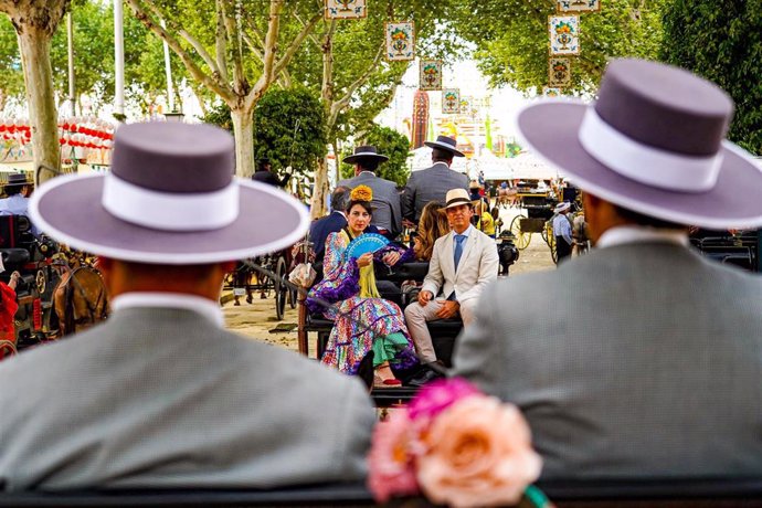 Coches de caballos por el real de la Feria de Abril, foto de archivo