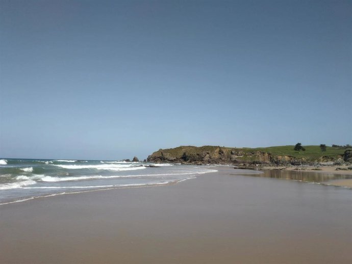Archivo - Playa, Limpieza de playas, arena, verano, turismo, Asturias, Playa de La Espasa, Colunga