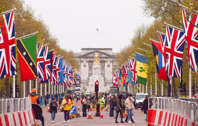 Preparativos para la coronación de Carlos III en las inmediaciones del Palacio de Buckingham