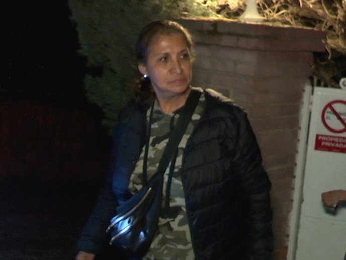 Lourdes Arnelas saliendo de casa de Camilo Blanes