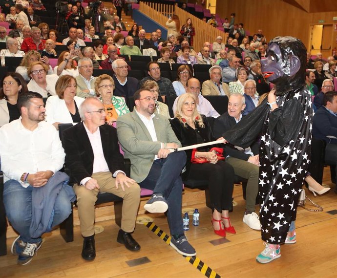 Adrián Barbón, en el centro