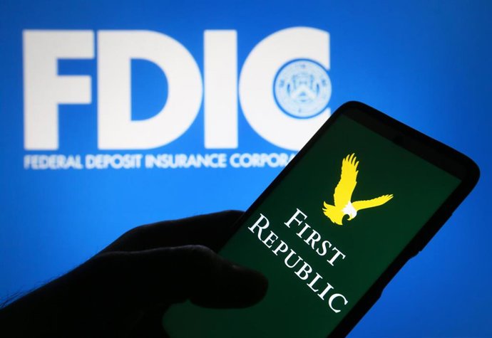 Infografía con el logotipo del banco First Republic y las siglas de la Corporación Federal de Garantía de Depósitos estadounidense (FDIC)