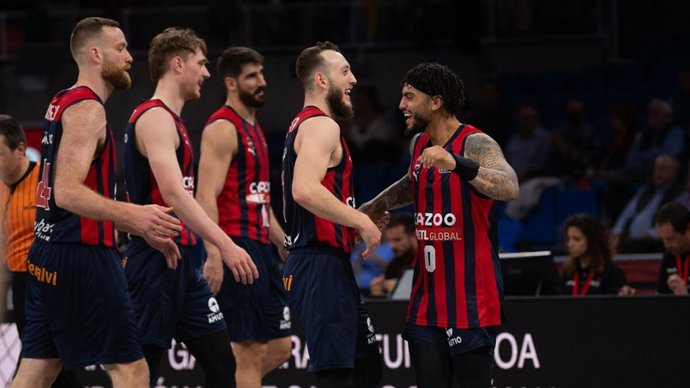 Varios jugadores del Baskonia celebran una canasta.