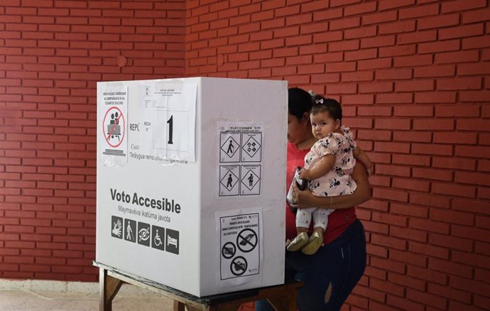 Elecciones en un colegio electoral de Asunción, Paraguay