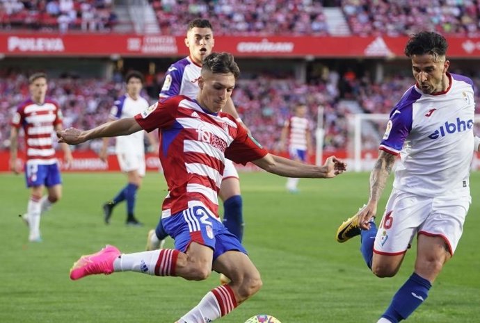 Jugadores del Granada y del Eibar pelean por un balón.