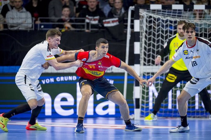 Jugadores de Alemania y España disputan un balón durante un partido de la EHF EURO Cup.