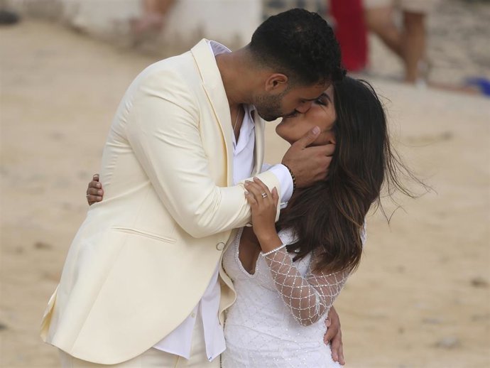 Archivo - ASRAF BENO E ISA PANTOJA EN UNA IMAGEN EL DÍA DE LA BODA DE ANABEL PANTOJA