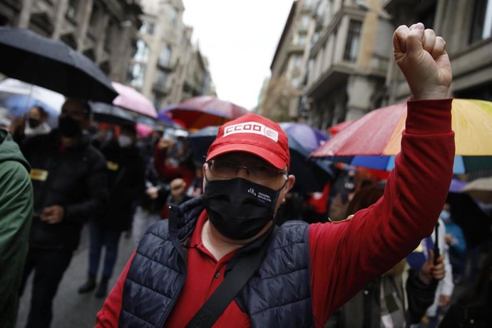 Archivo - Un hombre con el puño en alto y una gorra de CCOO, en una concentración convocada en Barcelona, a 1 de mayo de 2021, en Barcelona, Catalunya.