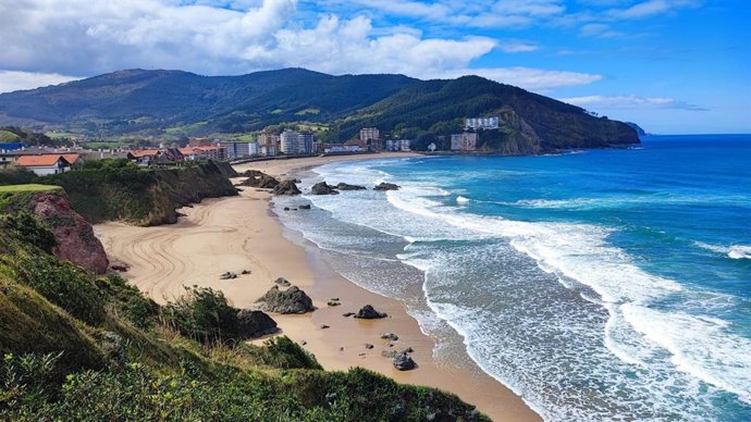 Cielos con nubes y claros en Bakio (Bizkaia).