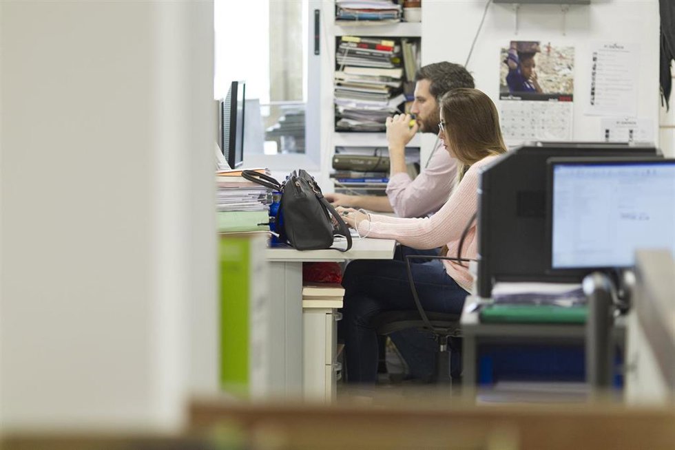 Archivo - Trabajadores en una imagen de archivo.