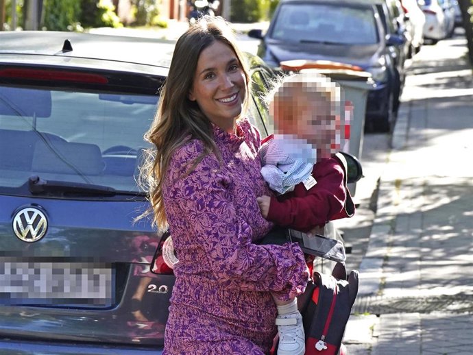 MARÍA POMBO LLEVA A SU HIJO MARTÍN A LA GUARDERÍA