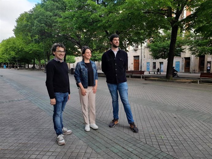 La candidata de Contigo Navarra a la Presidencia de Navarra, Begoña Alfaro, el número dos al Parlamento, Carlos Guzmán, y el candidato a la Alcaldía de Pamplona, Txema Mauleón