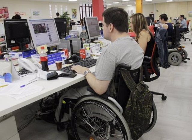 Archivo - Persona con discapacidad en el ordenador