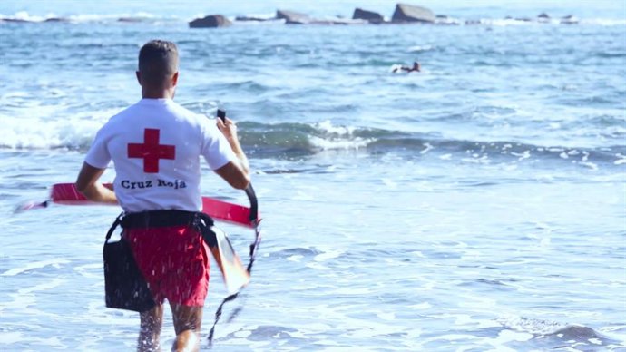 Imagen de un socorrista en una playa de Canarias