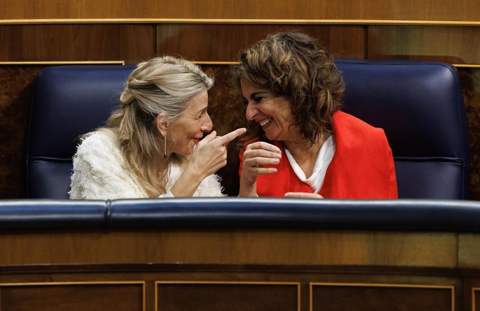 Archivo - La vicepresidenta segunda y ministra de Trabajo y Economía Social, Yolanda Díaz (i), y la ministra de Hacienda y Función Pública, María Jesús Montero (d), conversan en el Congreso de los Diputados, a 30 de marzo de 2023, en Madrid (España). 