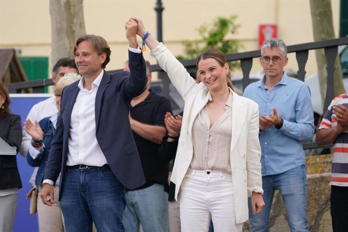 El candidato del PP a la alcaldía de Maria de la Salud, Jaume Ferriol, acompañado la presidenta del PP de Baleares, Marga Prohens
