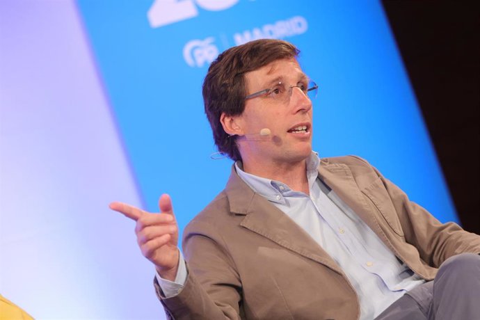 El alcalde de Madrid, José Luís Martínez-Almeida, participa en un coloquio sobre modelos de seguridad, en el Centro Cultural Galileo, a 28 de abril de 2023, en Madrid (España). 