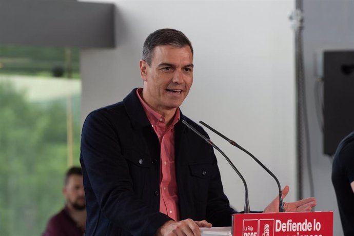 El presidente del Gobierno y secretario general del PSOE, Pedro Sánchez, interviene durante el acto de presentación del programa electoral de los socialistas de La Rioja, en Riojaforum, a 27 de abril de 2023, en Logroño, La Rioja (España). 