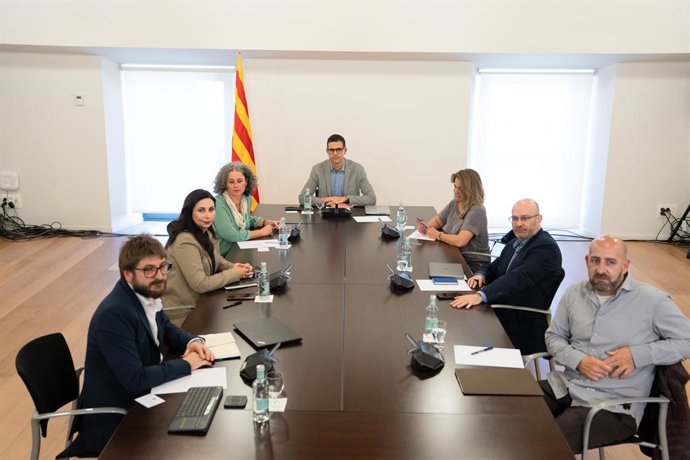 El politleg de la UPF Marc Sanjaume (c) es reuneix amb el consell acadmic de l'acord de claredat, a 19 d'abril del 2023, a Barcelona