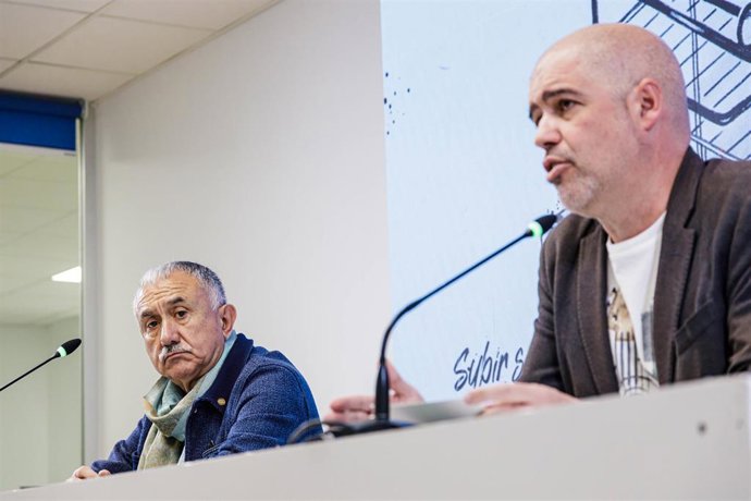 Los secretarios generales de UGT y CC00, Pepe Álvarez (i), y Unai Sordo (d), ofrecen una rueda de prensa en la sede de Comisiones Obreras (CCOO), a 20 de abril de 2023, en Madrid (España). 