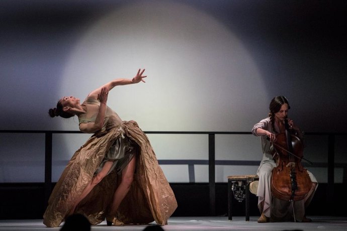 Antípodas, De Florencia Oz E Isidora ORyan