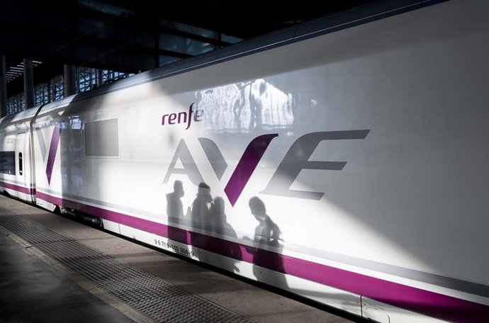 Archivo - La nueva imagen corporativa de los trenes AVE en uno de sus trenes, en la Estación Puerta de Atocha de Madrid, a 21 de abril de 2022, en Madrid (España). La ministra ha participado en la presentación de la nueva imagen del AVE, que coincide co