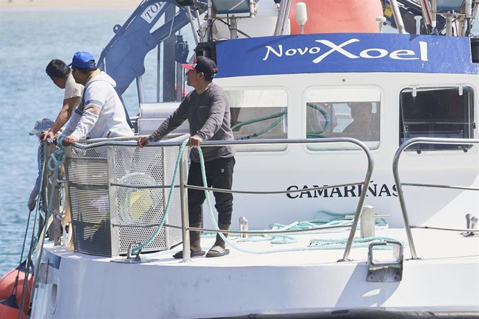 Varias personas en el barco gallego del que cayó el pescador desaparecido