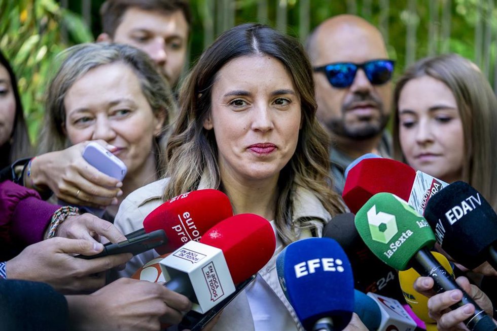 La ministra de Igualdad, Irene Montero, ofrece declaraciones a los medios a su llegada a visitar la exposición '¿Qué llevabas puesto?' en el Museo del Traje, a 17 de abril de 2023, en Madrid (España). 