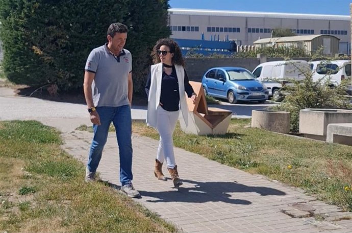 La candidata a la alcaldía por Ciudadanos, Noemí Otero, con el número 2 de la lista, Javier Carretero, en su visita al polígono del Cerro