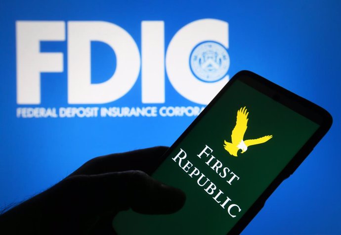 Infografia amb el logotip del banc First Republic i les sigles de la Corporació Federal de Garantia de Dipsits nord-americ (FDIC)