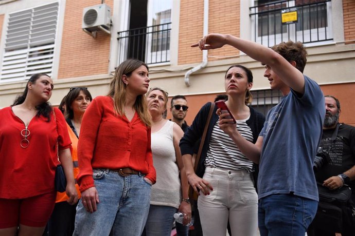 La ministra de Igualdad, Irene Montero (2d), y la portavoz de Podemos y candidata a la Presidencia de la Comunidad de Madrid, Alejandra Jacinto (2i), visitan a los vecinos afectados por las obras de la línea 7B de Metro de San Fernando de Henares, a 29 