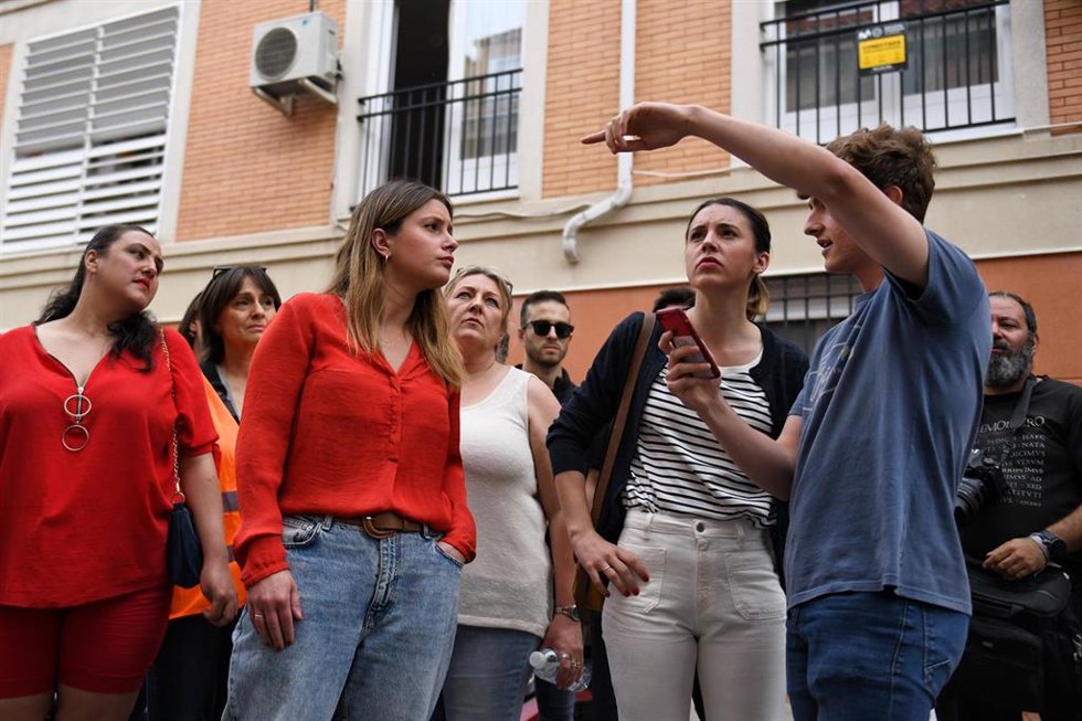 La ministra de Igualdad, Irene Montero (2d), y la portavoz de Podemos y candidata a la Presidencia de la Comunidad de Madrid, Alejandra Jacinto (2i), visitan a los vecinos afectados por las obras de la línea 7B de Metro de San Fernando de Henares, a 29